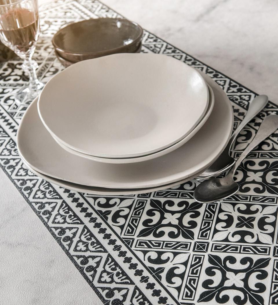 Flor De Lis Black & White - ראנר שולחן פי וי סי