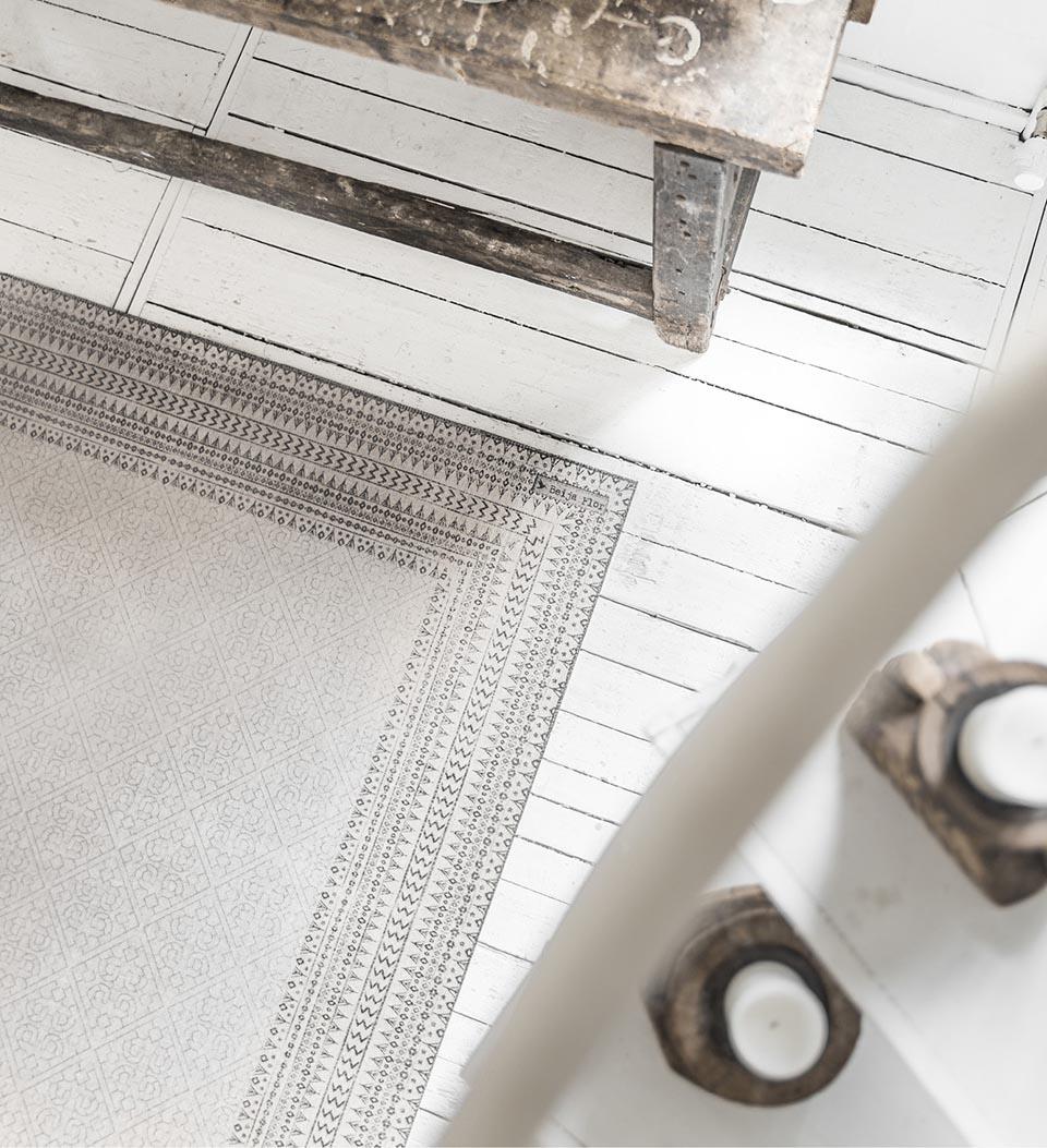 Emilia White - שטיח פי וי סי