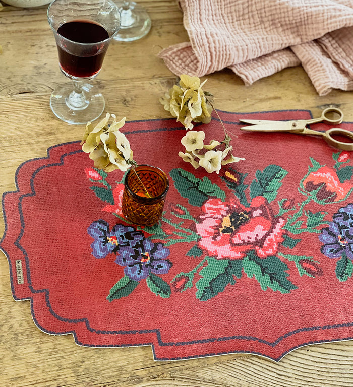 Gobelin Red - פלייסמט פי וי סי בחיתוך צורני