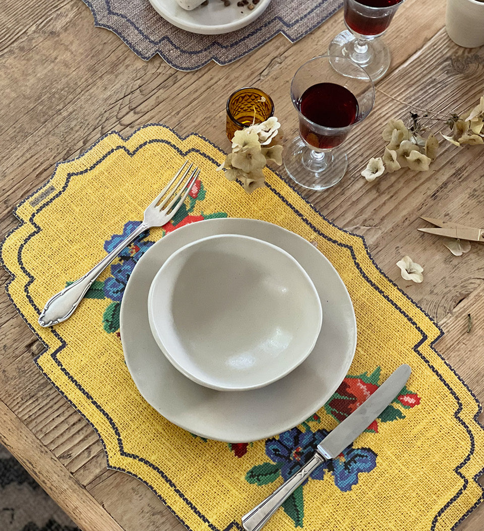 Gobelin Yellow - פלייסמט פי וי סי בחיתוך צורני