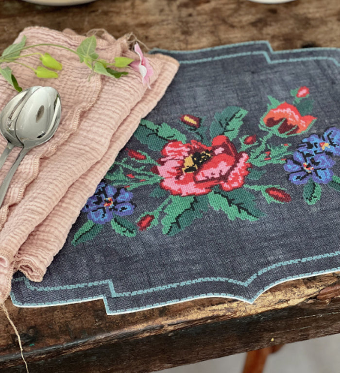 Gobelin Blue - פלייסמט פי וי סי בחיתוך צורני